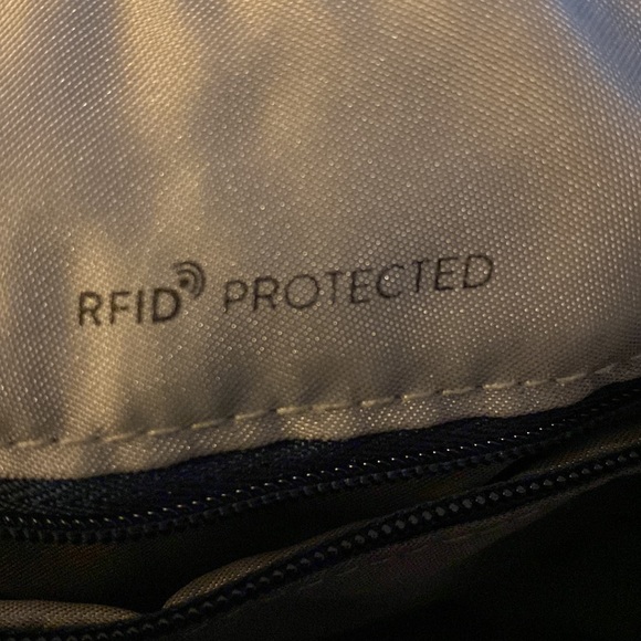 Hedgren RFID protected multicolor nylon crossbody with adjustable strap - Picture 11 of 12